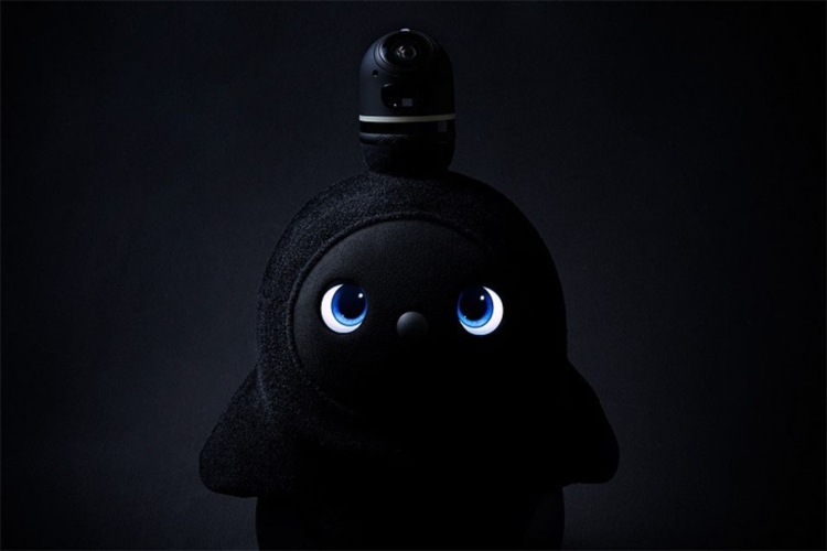 Pametan kućni robot Lovot ima crni dizajn i ledeno plave oči