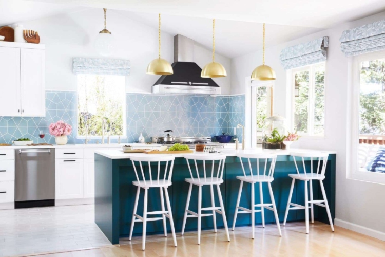  Lepo stilizovana kuhinja sa plavim osrtvom i belim barskim stolicama