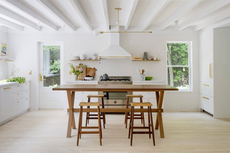  Lepo stilizovana kuhinja sa belim zidovima i drvenim nameštajem