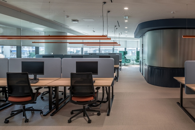  Otvoreni koncept kancelarije opremljen radnim stolovima i ergonomskim stolicama