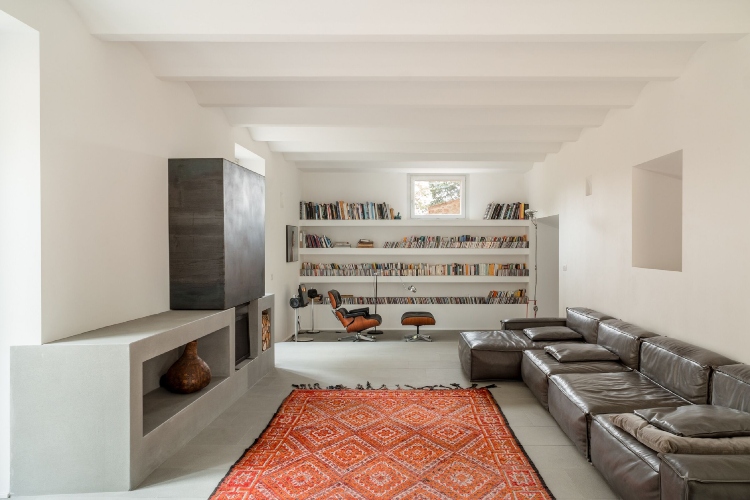  Unutrašnjost vile opremljena je u minimalističkom stilu