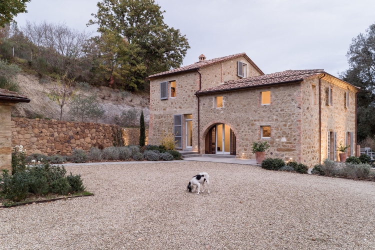  Stara kamena vila postaje udoban porodični dom opremljen u minimalističkom stilu