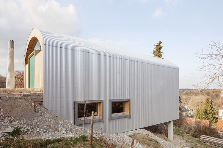  Moderna kuća ima krov čija konstrukcija podseća na klasične krovove hala