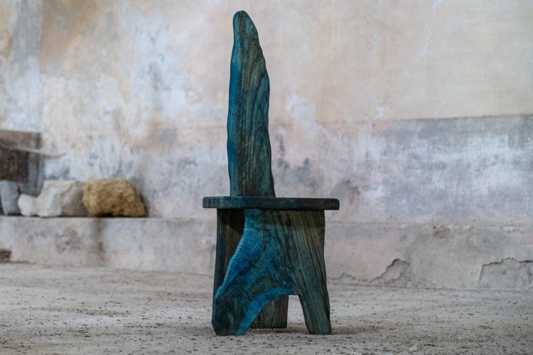  Originalna stolica u živopisnoj plavoj boji je delo ruku mališana