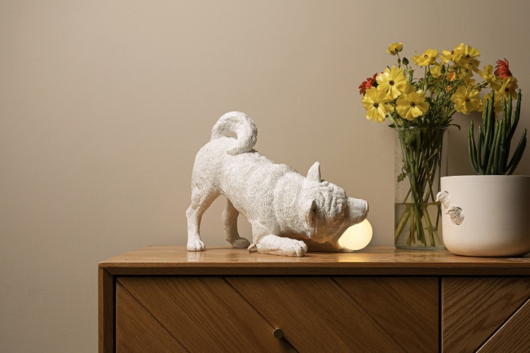  Stona lampa Playful Dog X neodoljivo podseća na razigranog psa