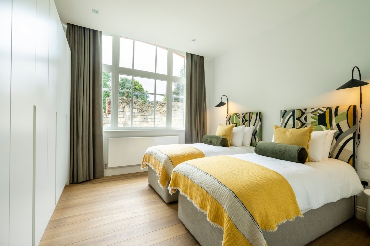  Udobna spavaća soba sa duplim krevetima uživa u prirodnoj svetlosti