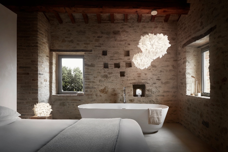  Luksuzne viseće svetiljke neobičnog dizajna savršeno se uklapaju i u kupatilima
