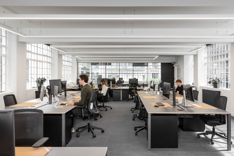  Veliki radni prostor kancelarije je dobro osvetljen kako bi pružio bolji fokus zaposlenima