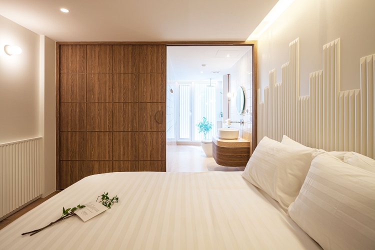  Hotelske sobe su dobro osvetljene i ispunjene prirodnim materijalima