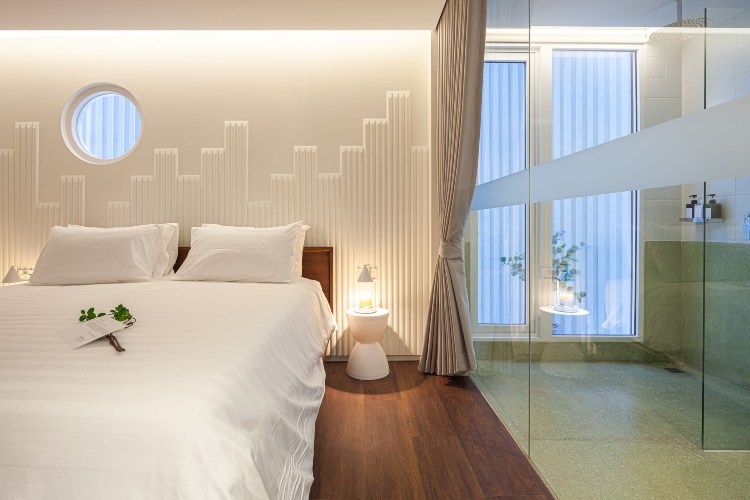  Udobna hotelska soba u kombinaciji svetlo bele i boje drveta