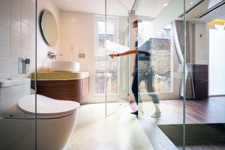  Pogled na moderno kupatilo hotela opremljeno u minimalističkom stilu