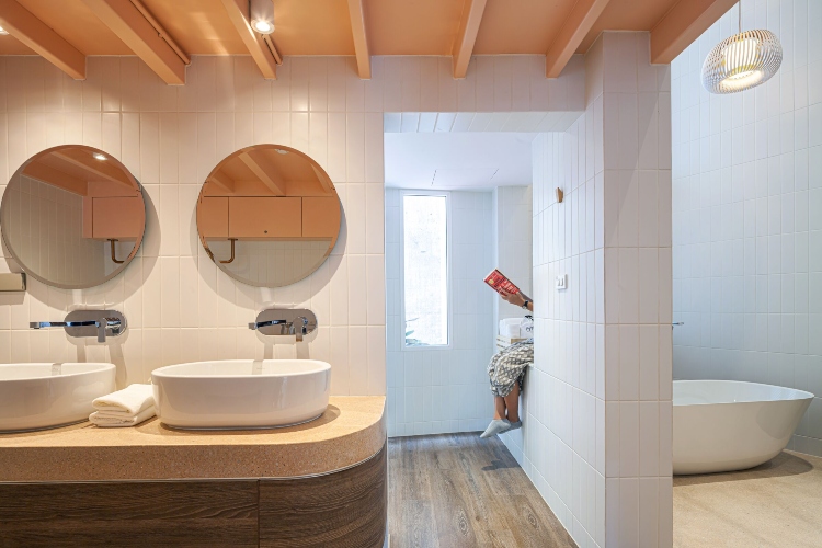  Udobno moderno kupatilo sa dvostrukim umivaonikom opremljeno u minimalističkom stilu