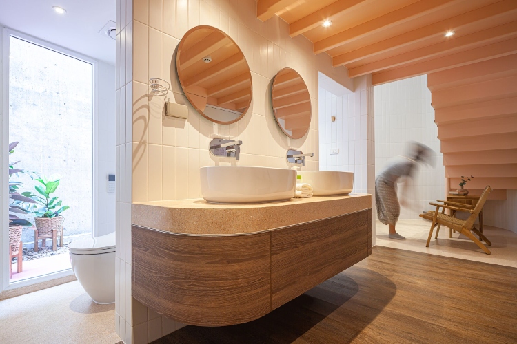  Moderno kupatilo sa dvostrukim umivaonikom opremljeno u minimalističkom stilu