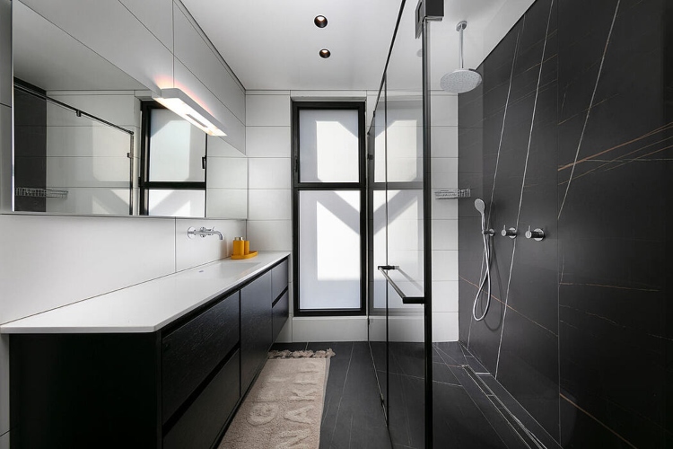  Moderno kupatilo u crno-beloj boji sa velikom tuš kabinom