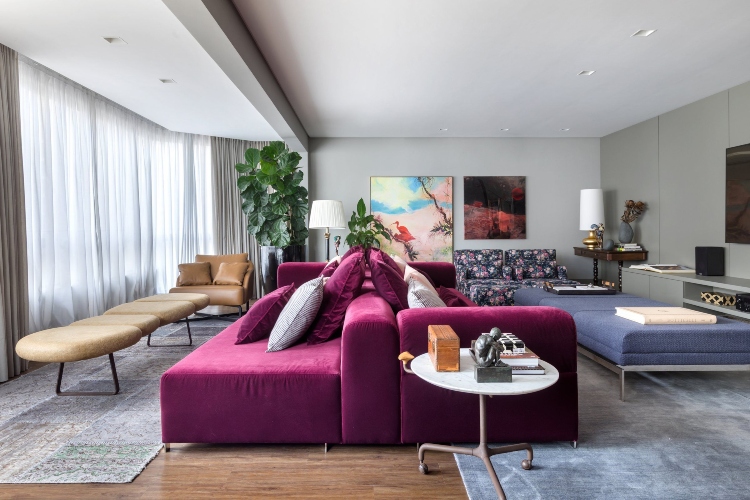  Velika sofa u tamnoj pink boji se dobro slaže sa ostatkom nameštaja