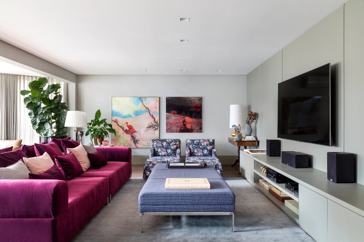  Sofa u tamnoj pink boji dobro je kombinovana sa cvetnim printom akcentnih fotelja