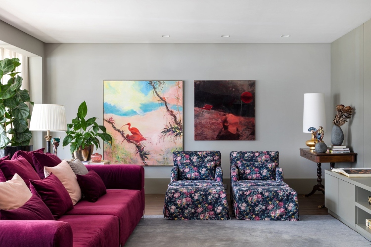  Kombinacija cvetnog printa i tamne pink sofe stvara originalan i dinamičan dnevni boravak