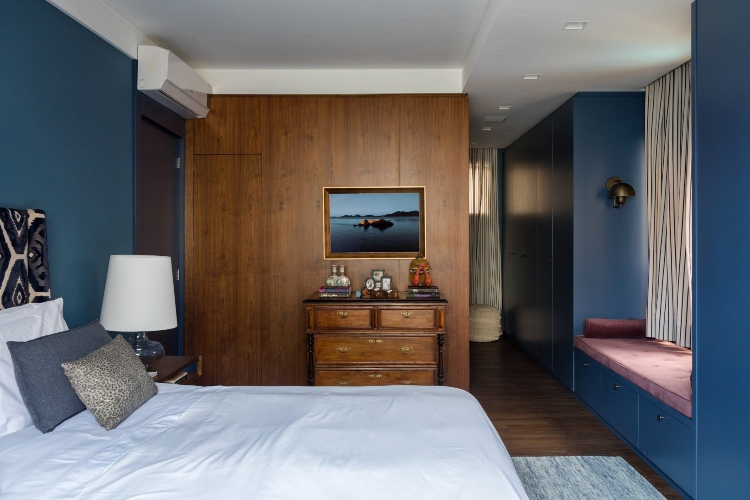  Udobna spavaća soba savršeno kombinuje plavu boju zidova, belinu kreveta i toplinu drvenog nameštaja