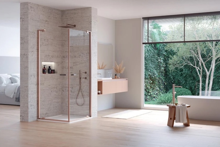  Ugaona moderna tuš kabina sa mesinganim detaljima je savršen izbor za savremeno kupatilo