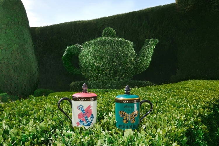  Veliki zeleni topiari u obliku čajnika upareni su sa ukrasnim predmetima nove Gucci Decor kolekcije
