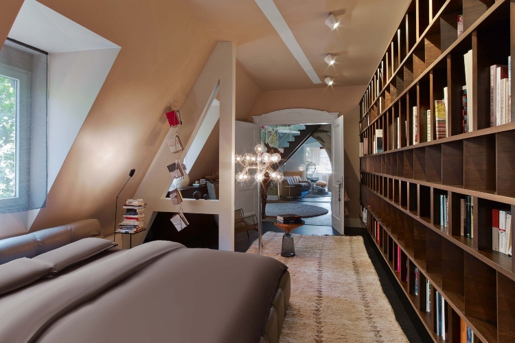  Udobna spavaća soba sa kosim krovom u čijem nastavku je mala biblioteka