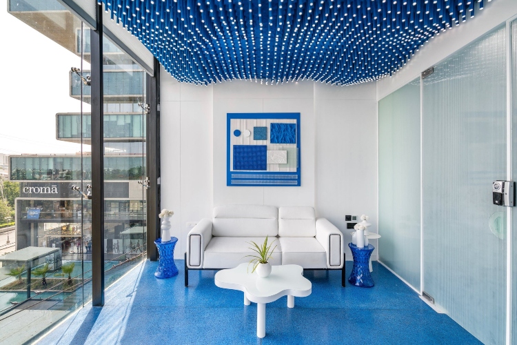  Beli zidovi, plavi plafon i plavi pod su dobitna kombinacija za modernu kancelariju