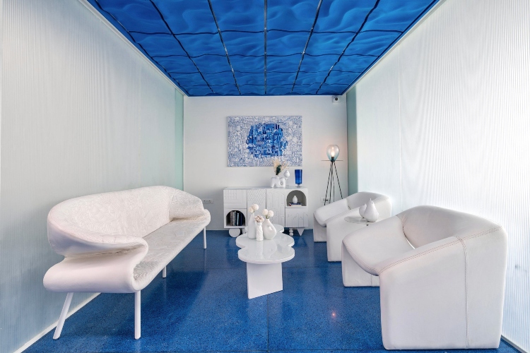  Kombinacija plavog poda, plafona i belog nameštaja daje kancelariji moderan izgled
