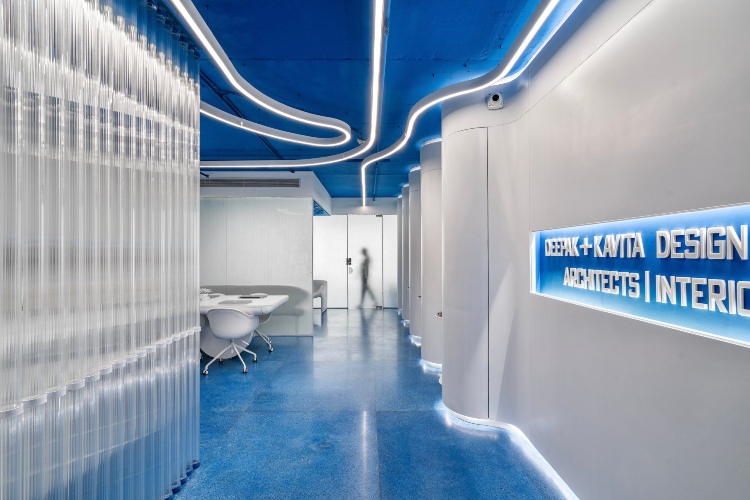  Hodnik kancelarije predstavlja smelu kombinaciju plave i bele boje