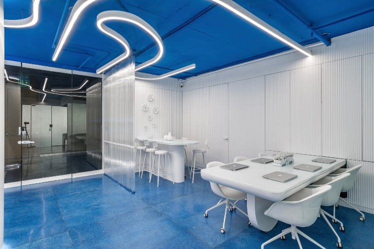  Udobne radne zone dekorisane su plavo - belom kombinacijom boja