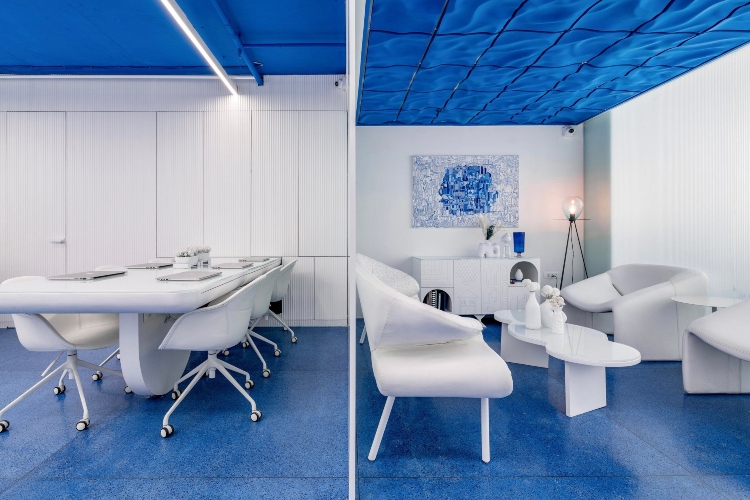  Plava boja poda i plafona savršeno se kombinuje sa belim kancelarijskim nameštajem