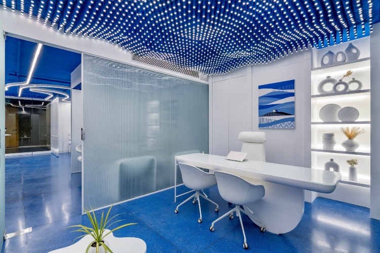  Plava boja plafona i poda naglašava lepotu i udobnost belog kancelarijskog nameštaja