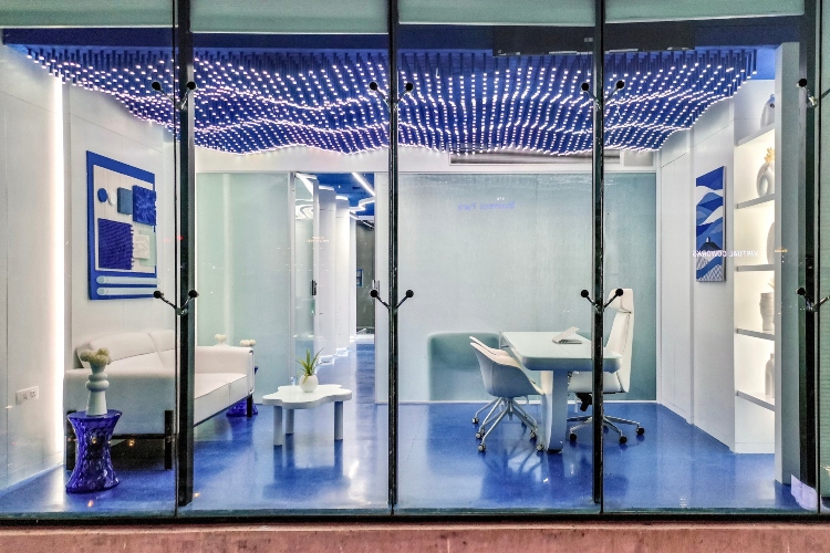  Radne sobe unutar kancelarije definisane su kombinacijom plave i bele boje