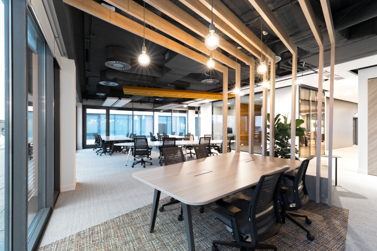  Radne zone u okviru Microsoft-ove kancelarije ispunjene su kombinacijom drveta i crne boje