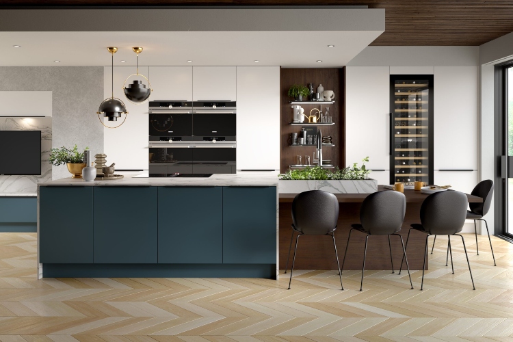  Kuhinja u savremenom stilu sa elementima u tamno plavoj boji i kuhinjskim ostrvom