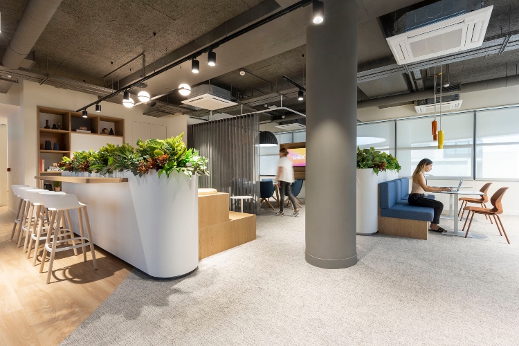  Dizajn kancelarije gde svako od zaposlenih može pronaći svoje idealno mesto za rad