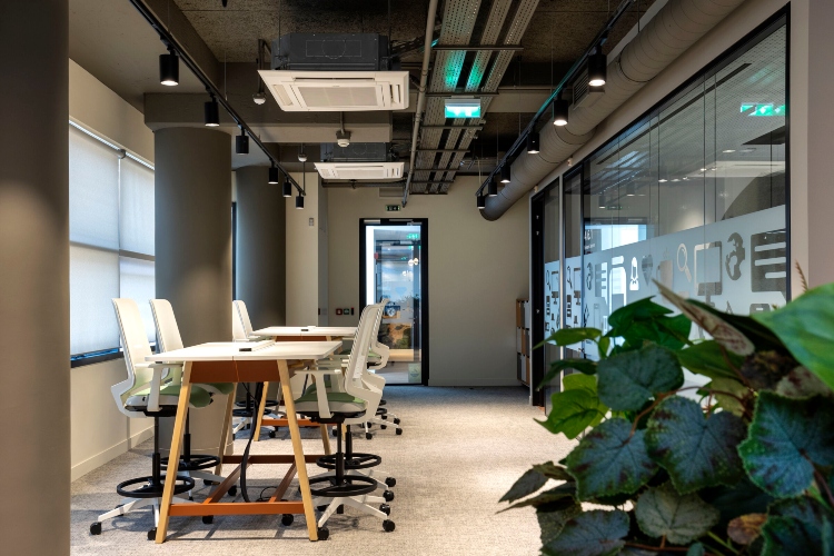  Odvojene radne sobe i sobe za sastanke u okviru moderne kancelarije