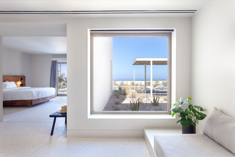  Svaka soba hotela Nous Santorini ima velike prozore i dobar pogled na okolno more