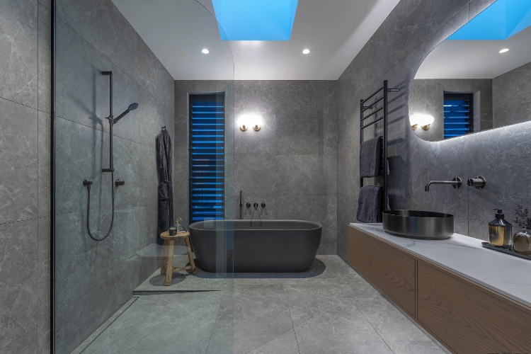  Kombinacija sive i plave boje je idealan izbor za savremena kupatila