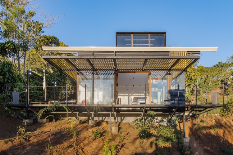  Pogled na transparentnu fasadu doma koji se spaja sa prirodom