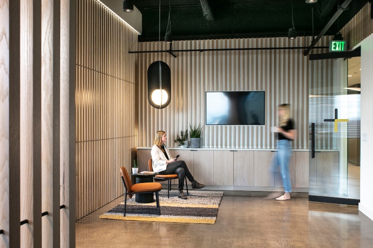  Drvene letvice od hrasta u kombinaciji sa tamnim elementima čine kancelariju elegantnom