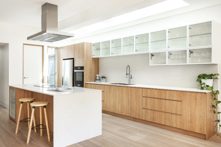  Udobna i svetla moderna kuhinja u kombinaciji bele boje i svetlog drveta
