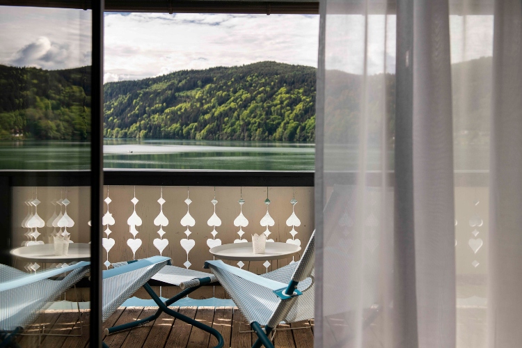  Pogled sa terase austrijskog hotela Seegluck na okolno jezero