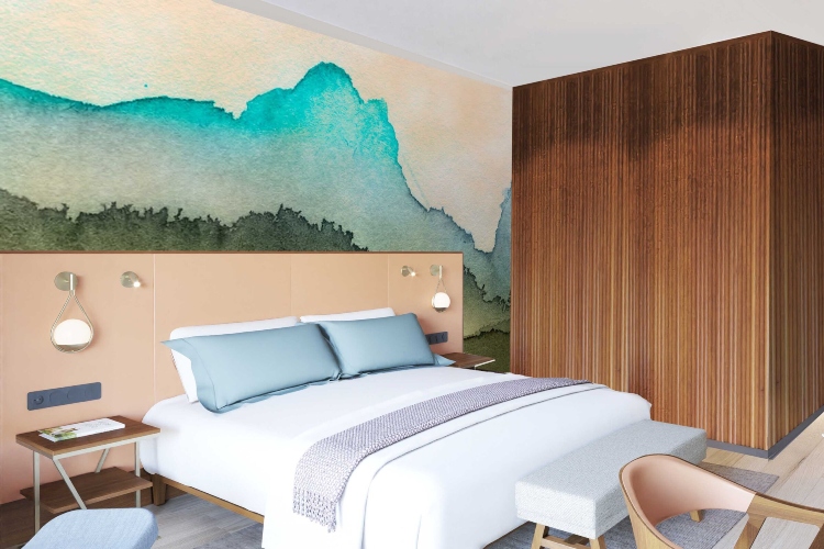  Udobna hotelska soba sa vodenim motivima na zidu