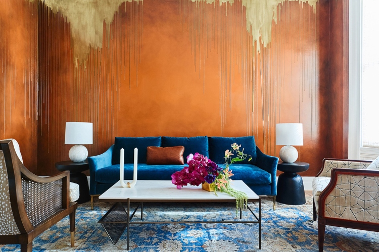  Udoban dnevni boravak sa tamno narandžastim zidovima i plavom sofom