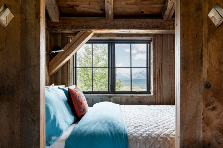  Pogled na udobnu spavaću sobu koja favorizuje kombinaciju drveta i nežnih pastelnih boja
