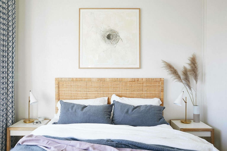  Udobna spavaća soba u modernom priobalnom stilu ispunjena je svetlim bojama