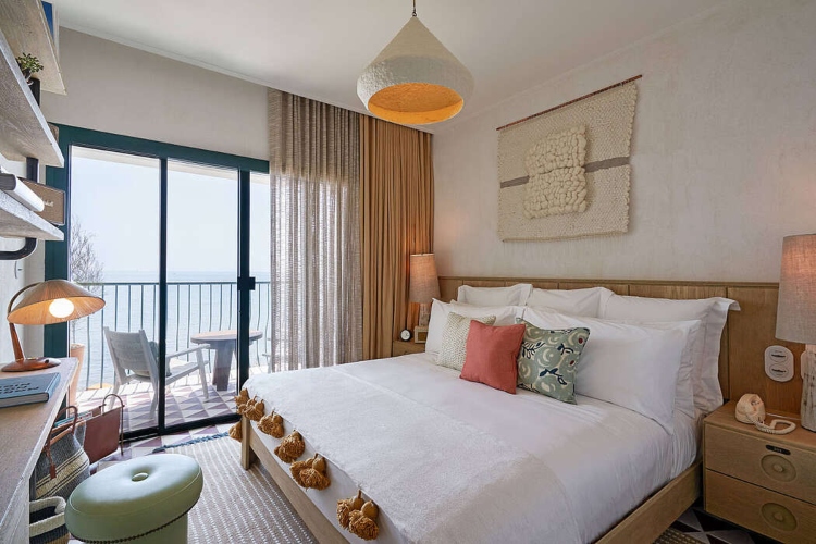 Udobna hotelska soba koja dočarava izgled okolnih plaža