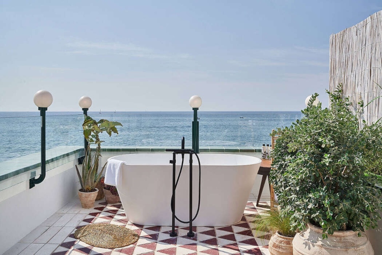  Kupatilo smešteno na terasi hotela Little Beach House