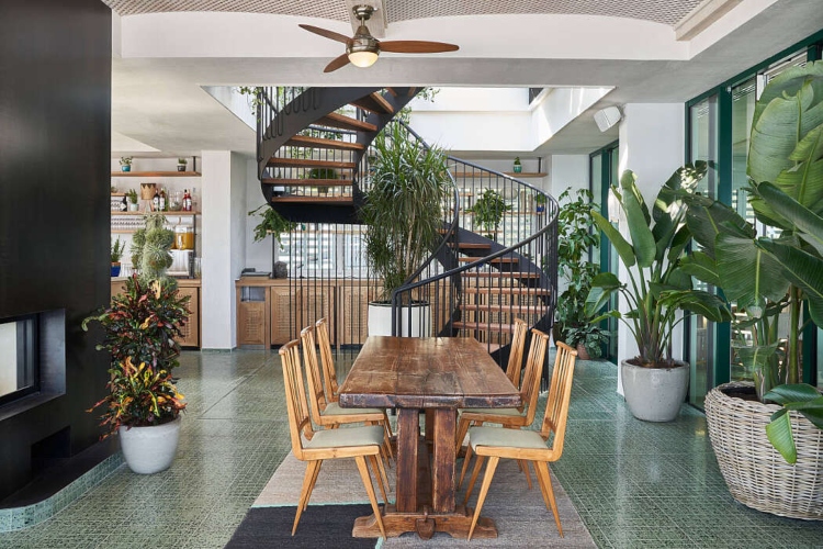  Udoban restoran sa puno biljaka i zeleno-belim podovima