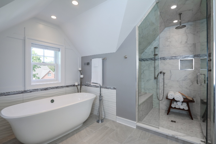 Moderno kupatilo sa samostojećom kadom i sivim zidovima